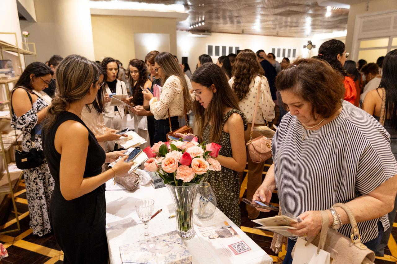 Convidados durante intervalo no Salão Athenas