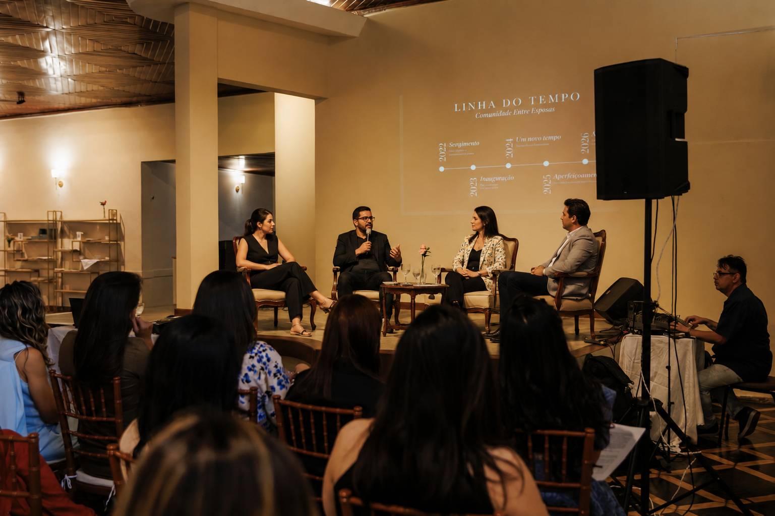Painel de convidados no Salão Athenas durante seminário